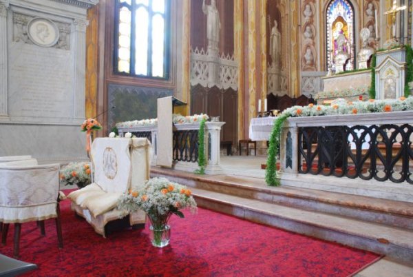 Chiesa SS Martiri Arona Particolare del festone
